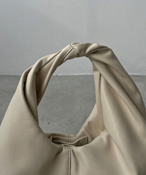 CAPRICIEUX LE'MAGE（カプリシューレマージュ）の「【見た目以上の収納力！デイリー使いに◎】ツイストバッグ（ショルダーバッグ・レディース・ブラック/ホワイト系その他/キャメル・FREE）」の13枚目の写真