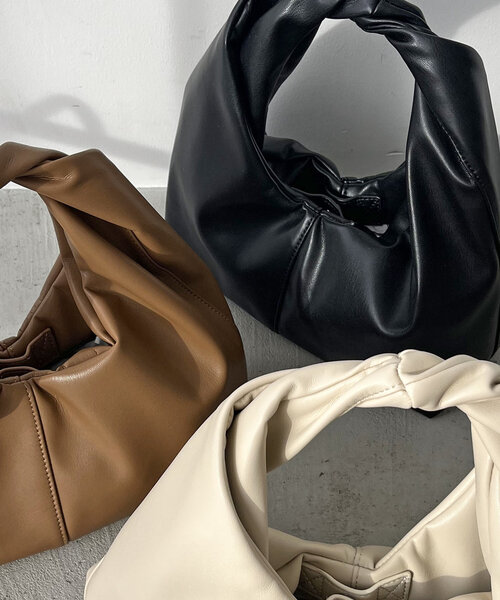 CAPRICIEUX LE'MAGE（カプリシューレマージュ）の「【見た目以上の収納力！デイリー使いに◎】ツイストバッグ（ショルダーバッグ・レディース・ブラック/ホワイト系その他/キャメル・FREE）」の19枚目の写真