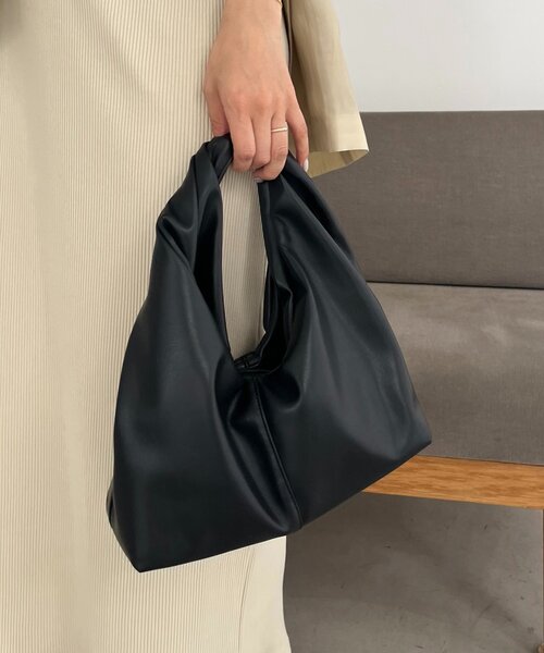 CAPRICIEUX LE'MAGE（カプリシューレマージュ）の「【見た目以上の収納力！デイリー使いに◎】ツイストバッグ（ショルダーバッグ・レディース・ブラック/ホワイト系その他/キャメル・FREE）」の22枚目の写真