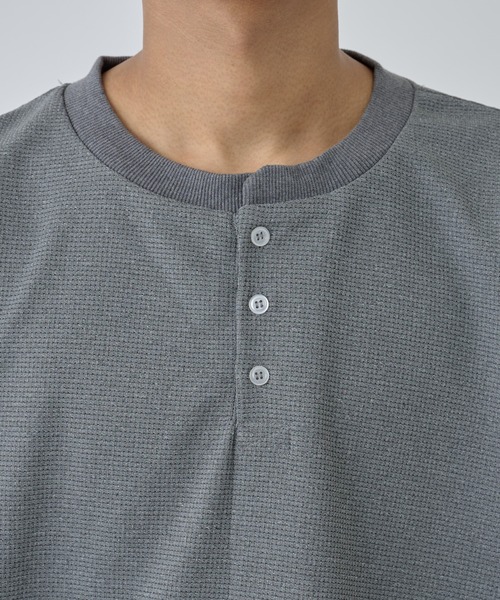 COLONY 2139（コロニートゥーワンスリーナイン）の「スウェットライクワッフルヘンリーネックプルオーバー（Tシャツ/カットソー・メンズ・グレー/ホワイト/ブラック/グレー系その他/アイボリー・LARGE/MEDIUM）」の12枚目の写真