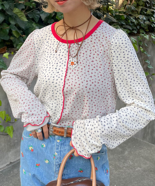 HELLO.SANFRANCISCO(ハローサンフランシスコ)の「【HELLO.SANFRANCISCO/ハローサンフランシスコ】小花柄ドッキングリブトップス(Tシャツ/カットソー・レディース・オフホワイト/イエロー・ONE SIZE)」の2枚目の写真