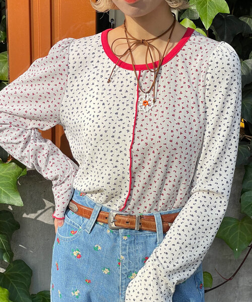 HELLO.SANFRANCISCO(ハローサンフランシスコ)の「【HELLO.SANFRANCISCO/ハローサンフランシスコ】小花柄ドッキングリブトップス(Tシャツ/カットソー・レディース・オフホワイト/イエロー・ONE SIZE)」の4枚目の写真