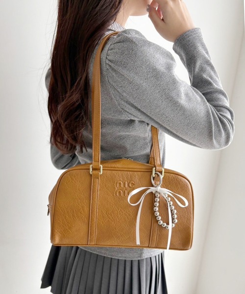 one after another NICE CLAUP（ワンアフターアナザーナイスクラップ）の「エンボスロゴ入りスクエアボストンバッグ（ボストンバッグ・レディース・アイボリー/チャコールグレー/サックスブルー/キャメル・FREE）」の14枚目の写真