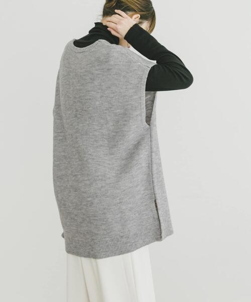 ITEMS URBANRESEARCH(アイテムズ アーバンリサーチ)の「アンゴラタッチユルVニットベスト(ニット/セーター・レディース・ネイビー/グレー/アイボリー・FREE)」の5枚目の写真