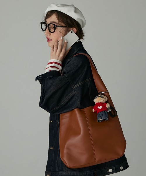 BONLECILL Marche(ボンルシールマルシェ)の「【BONLECILL Marche】《ポーチ付き/A4》ワンハンドルソフトショルダーバッグ(ショルダーバッグ・レディース・キャメル/ブラック/グレイッシュベージュ・FREE)」の3枚目の写真
