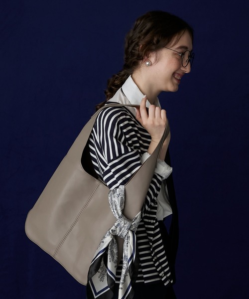 BONLECILL Marche(ボンルシールマルシェ)の「【BONLECILL Marche】《ポーチ付き/A4》ワンハンドルソフトショルダーバッグ(ショルダーバッグ・レディース・キャメル/ブラック/グレイッシュベージュ・FREE)」の8枚目の写真