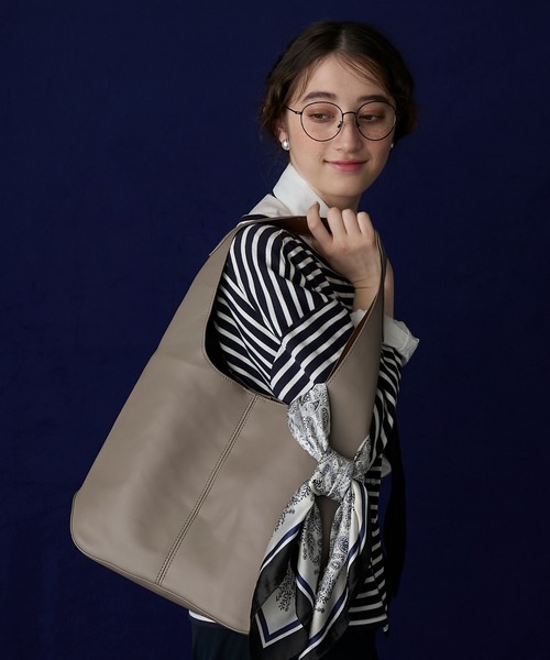 BONLECILL Marche(ボンルシールマルシェ)の「【BONLECILL Marche】《ポーチ付き/A4》ワンハンドルソフトショルダーバッグ(ショルダーバッグ・レディース・キャメル/ブラック/グレイッシュベージュ・FREE)」の10枚目の写真