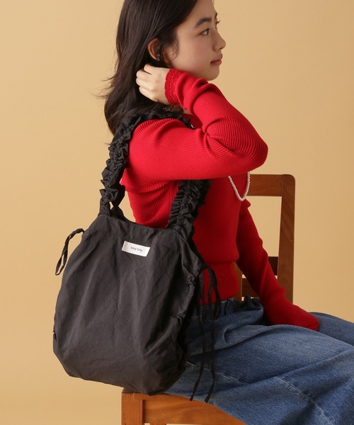 tiny tiny（ティニーティニー）の「サイドギャザートートバッグ[tiny tiny(ティニーティニー)]（トートバッグ・レディース・その他1/アイボリー/ブラック/その他2・0）」の2枚目の写真