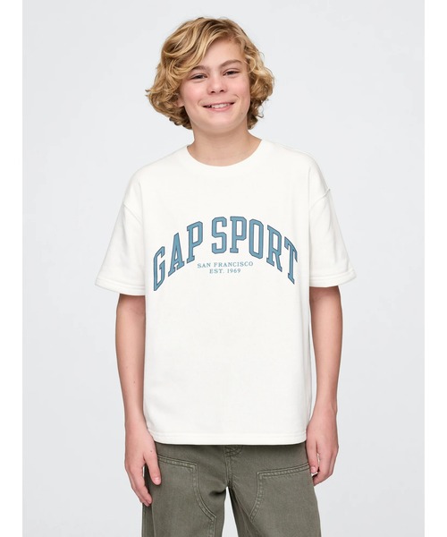 GAP(ギャップ)の「リラックス GAPグラフィック テリーTシャツ(スウェット・キッズ・グリーン/ブルー/オフホワイト/ブラック・110cm/120cm/130cm/140cm/150cm/160cm)」の2枚目の写真