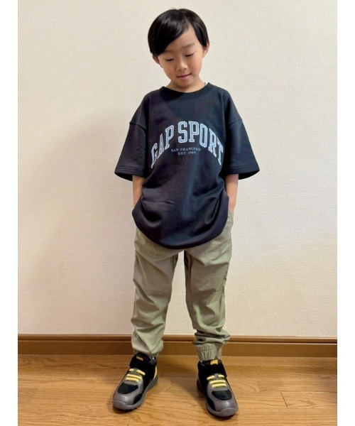 GAP(ギャップ)の「リラックス GAPグラフィック テリーTシャツ(スウェット・キッズ・グリーン/ブルー/オフホワイト/ブラック・110cm/120cm/130cm/140cm/150cm/160cm)」の6枚目の写真