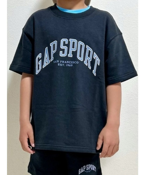 GAP(ギャップ)の「リラックス GAPグラフィック テリーTシャツ(スウェット・キッズ・グリーン/ブルー/オフホワイト/ブラック・110cm/120cm/130cm/140cm/150cm/160cm)」の7枚目の写真