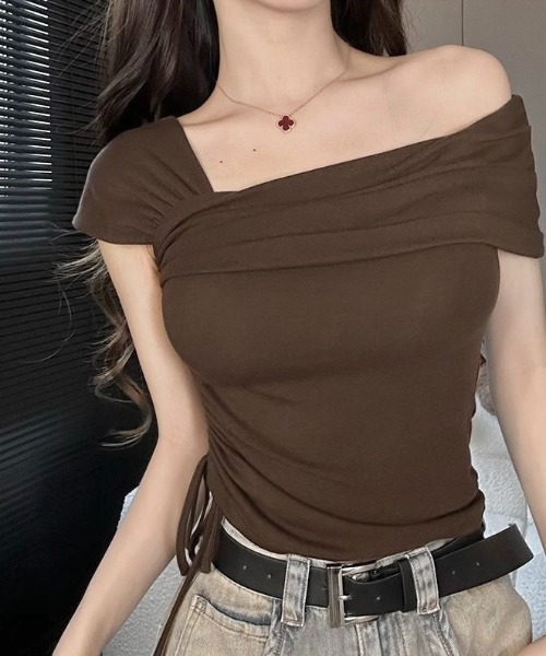 LADY LIKE(レディライク)の「サイドギャザーオフショルトップス(Tシャツ/カットソー・レディース・ホワイト/ブラック/ブラウン・M)」の4枚目の写真