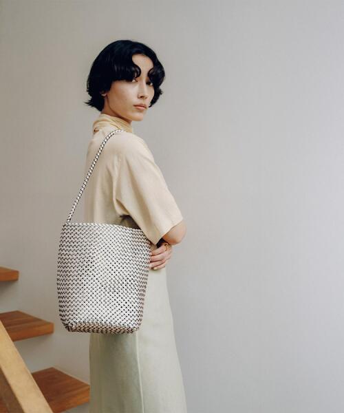 HIROFU(ヒロフ)の「【ブレッツァバッファロー】レザーメッシュショルダーバッグ S本革 ステッチ メタリック(商品番号P25-36508)(ショルダーバッグ・レディース・シルバー・01)」の2枚目の写真