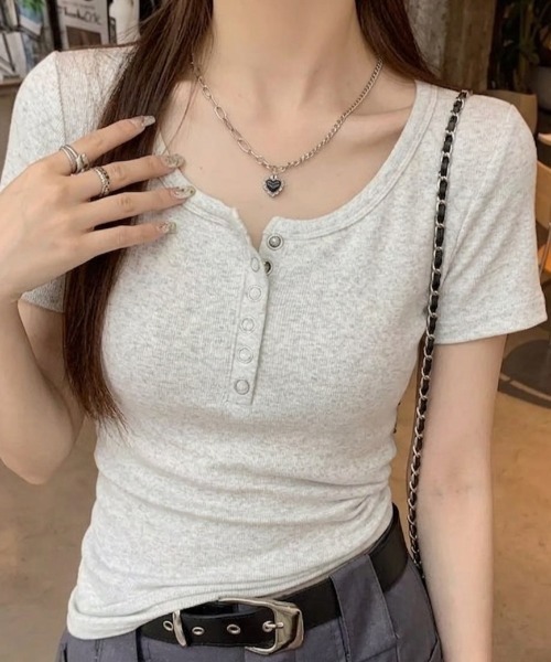 Teem Store(チームストア)の「【新色追加!】韓国風コンパクト ヘンリーネック リブ半袖Tシャツ ピチT 無地ショートT 着痩せ 体型盛れ(Tシャツ/カットソー・レディース・ブラック/オートミール/ホワイト/グレイッシュベージュ/レッド・S/M)」の3枚目の写真