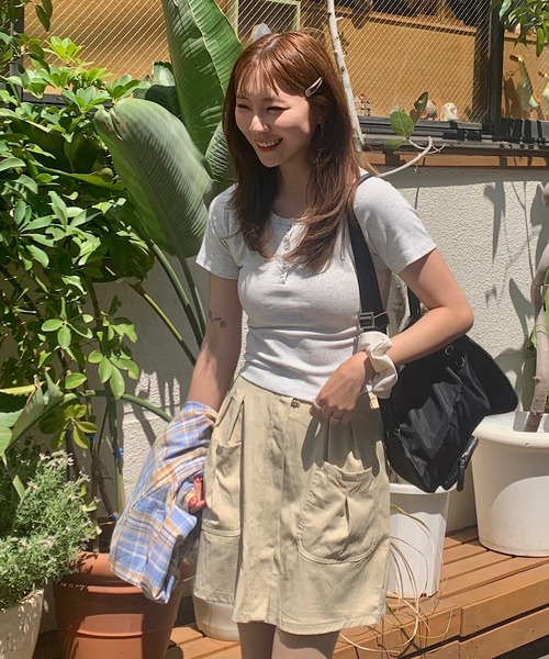 Teem Store(チームストア)の「【新色追加!】韓国風コンパクト ヘンリーネック リブ半袖Tシャツ ピチT 無地ショートT 着痩せ 体型盛れ(Tシャツ/カットソー・レディース・ブラック/オートミール/ホワイト/グレイッシュベージュ/レッド・S/M)」の15枚目の写真