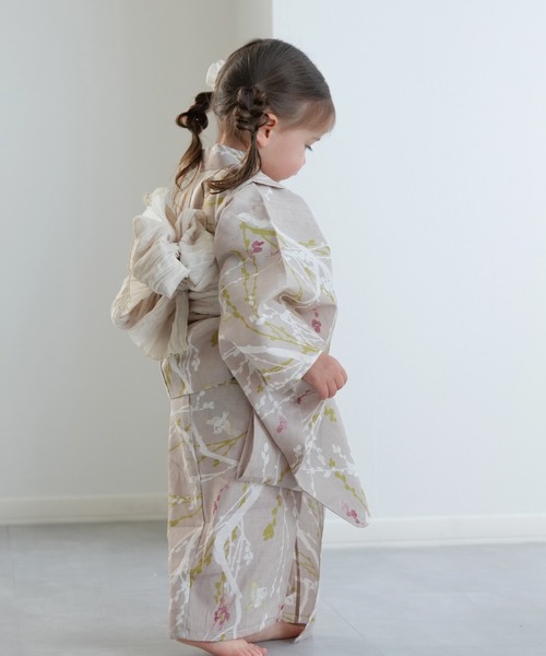 utatane（ウタタネ）の「キッズ浴衣3点セット ひよこ商店 亜麻色に飛び回る雀（浴衣・キッズ・ベージュ・100cm/110cm/120cm/130cm）」の3枚目の写真