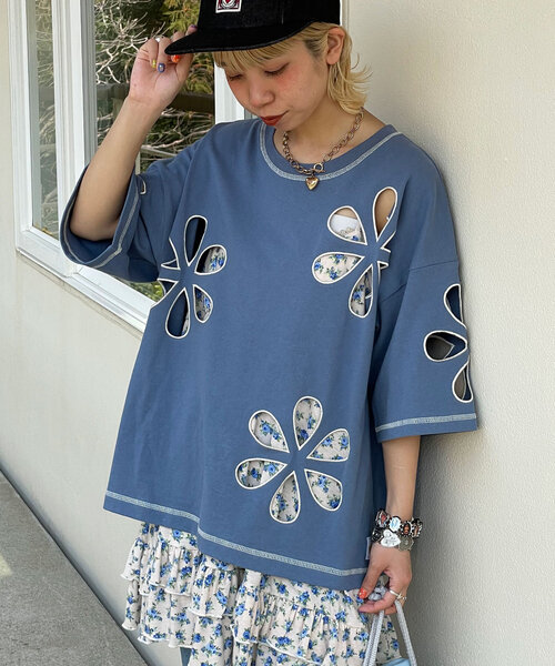 HELLO.SANFRANCISCO(ハローサンフランシスコ)の「【HELLO.SANFRANCISCO/ハローサンフランシスコ】フラワーカットアウトビッグTEE(Tシャツ/カットソー・レディース・ライトグレー/ブルー/オレンジ/チャコールグレー/レッド・ONE SIZE)」の4枚目の写真
