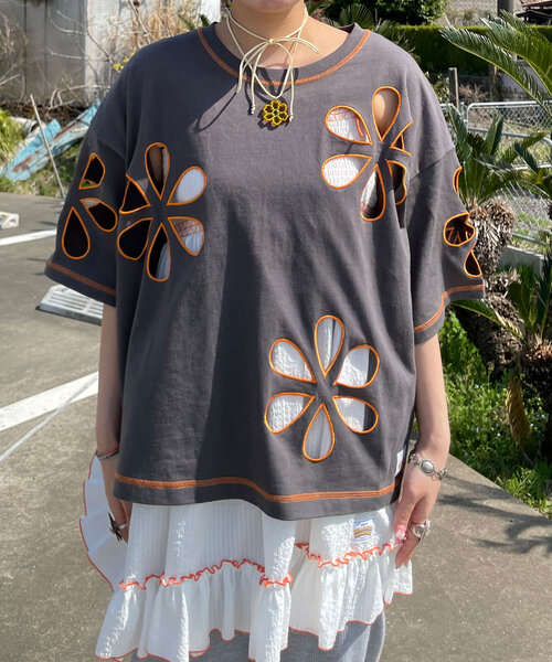 HELLO.SANFRANCISCO(ハローサンフランシスコ)の「【HELLO.SANFRANCISCO/ハローサンフランシスコ】フラワーカットアウトビッグTEE(Tシャツ/カットソー・レディース・ライトグレー/ブルー/オレンジ/チャコールグレー/レッド・ONE SIZE)」の15枚目の写真