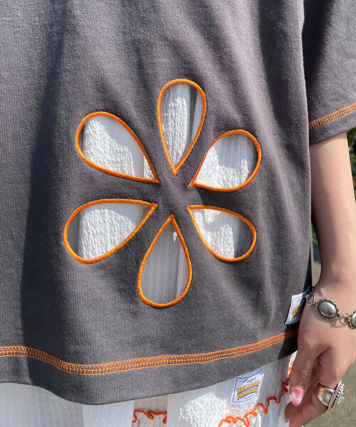 HELLO.SANFRANCISCO(ハローサンフランシスコ)の「【HELLO.SANFRANCISCO/ハローサンフランシスコ】フラワーカットアウトビッグTEE(Tシャツ/カットソー・レディース・ライトグレー/ブルー/オレンジ/チャコールグレー/レッド・ONE SIZE)」の19枚目の写真