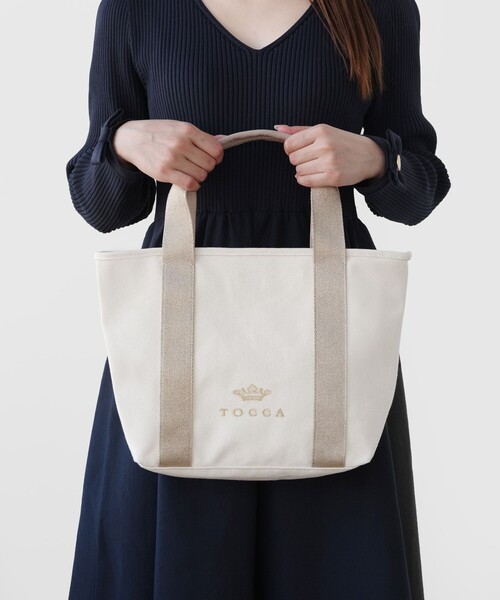 TOCCA(トッカ)の「LUMINA STRADA CANVAS TOTE キャンバストートバッグ(トートバッグ・レディース・ホワイト系/ブラック系/ライトグレー系/ベージュ系/スカイブルー系/ライラック系/ゴールド系5・F)」の11枚目の写真