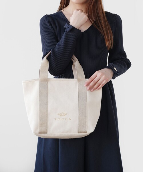 TOCCA(トッカ)の「LUMINA STRADA CANVAS TOTE キャンバストートバッグ(トートバッグ・レディース・ホワイト系/ブラック系/ライトグレー系/ベージュ系/スカイブルー系/ライラック系/ゴールド系5・F)」の12枚目の写真