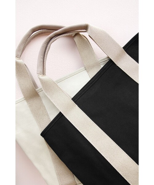 TOCCA(トッカ)の「LUMINA STRADA CANVAS TOTE キャンバストートバッグ(トートバッグ・レディース・ホワイト系/ブラック系/ライトグレー系/ベージュ系/スカイブルー系/ライラック系/ゴールド系5・F)」の22枚目の写真