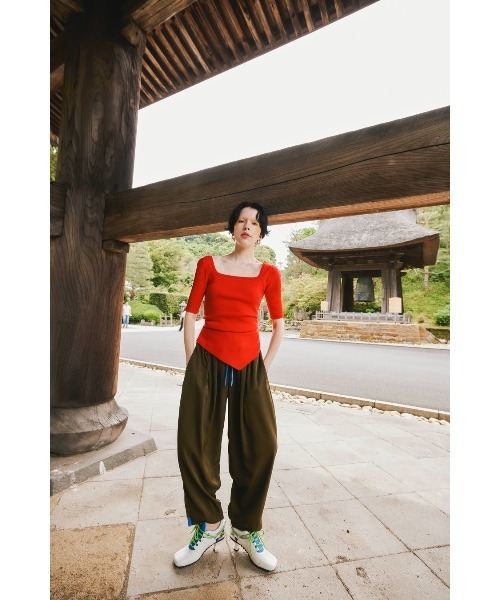 OMMO(オーエムエムオー)の「ASYMME TUCK HALF SLEEVE TOP(ニット/セーター・レディース・レッド/ブラック/ダークパープル/カーキ・FREE)」の10枚目の写真