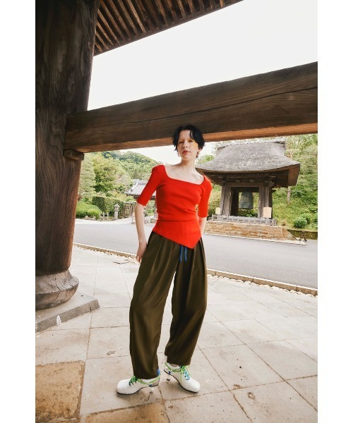OMMO(オーエムエムオー)の「ASYMME TUCK HALF SLEEVE TOP(ニット/セーター・レディース・レッド/ブラック/ダークパープル/カーキ・FREE)」の11枚目の写真