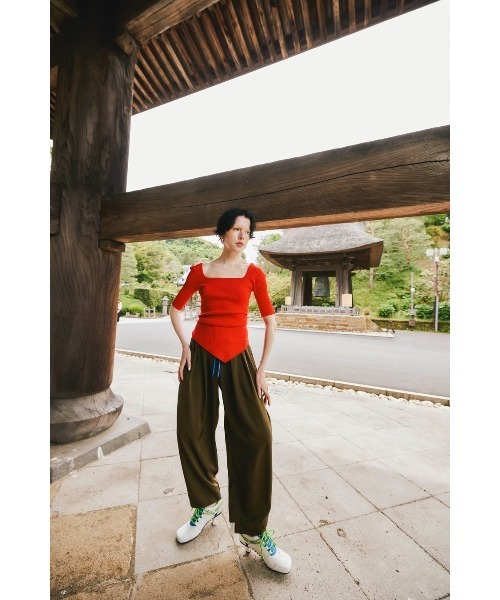 OMMO(オーエムエムオー)の「ASYMME TUCK HALF SLEEVE TOP(ニット/セーター・レディース・レッド/ブラック/ダークパープル/カーキ・FREE)」の13枚目の写真