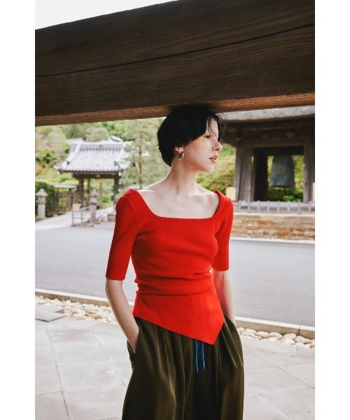 OMMO(オーエムエムオー)の「ASYMME TUCK HALF SLEEVE TOP(ニット/セーター・レディース・レッド/ブラック/ダークパープル/カーキ・FREE)」の5枚目の写真