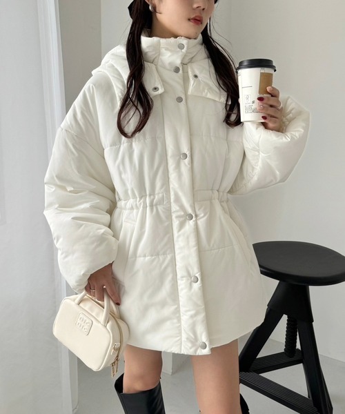 one after another NICE CLAUP（ワンアフターアナザーナイスクラップ）の「【今すぐお届け可能！】ウェストマークミドルフェイクダウンジャケット（ダウンジャケット/コート・レディース・オフホワイト/ライトベージュ/ブラック・FREE）」の7枚目の写真