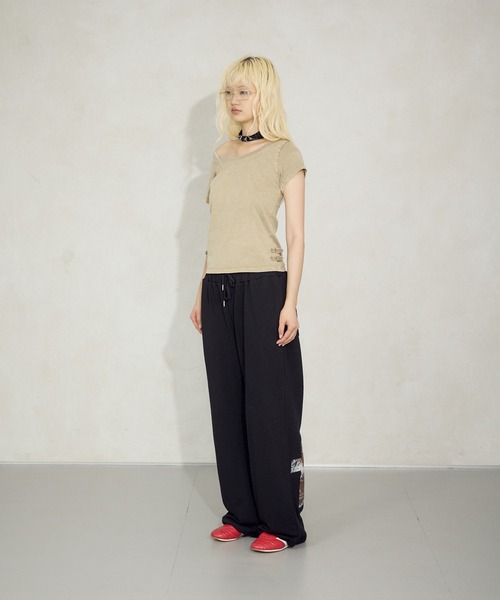 FTW(エフティダブリュー)の「PROCESSING WIDE NECK TOP(Tシャツ/カットソー・レディース・ベージュ/チャコールグレー/レッド・SMALL/MEDIUM)」の12枚目の写真