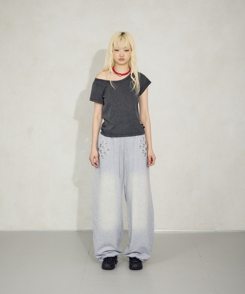 FTW(エフティダブリュー)の「PROCESSING WIDE NECK TOP(Tシャツ/カットソー・レディース・ベージュ/チャコールグレー/レッド・SMALL/MEDIUM)」の5枚目の写真