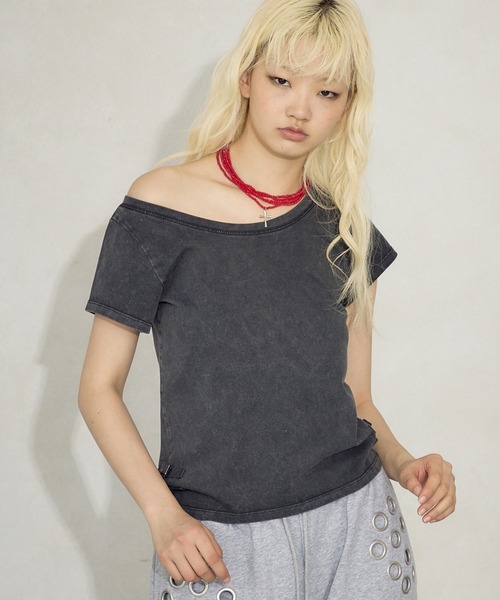FTW(エフティダブリュー)の「PROCESSING WIDE NECK TOP(Tシャツ/カットソー・レディース・ベージュ/チャコールグレー/レッド・SMALL/MEDIUM)」の4枚目の写真