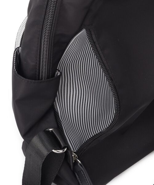 SHOO・LA・RUE（シューラルー）の「【撥水】整理整頓できちゃうリュック【低反発ショルダー】（バックパック/リュック・レディース・グレー/ブラック/ネイビー/ブラック系4・00）」の7枚目の写真