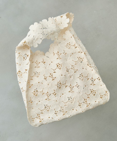 Lunea（ルネア）の「フラワーレーストートバッグ（トートバッグ・レディース・アイボリー/ブラック・FREE）」の4枚目の写真