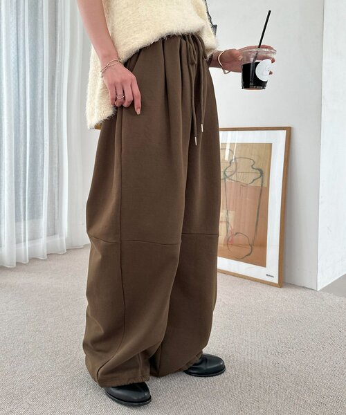 DISCOAT(ディスコート)の「【ユニセックス】ワンポイント刺繍バレルレッグスウェットパンツ(スウェットパンツ・レディース・ブラウン/グレー/ブラック・MEDIUM/LARGE)」の3枚目の写真