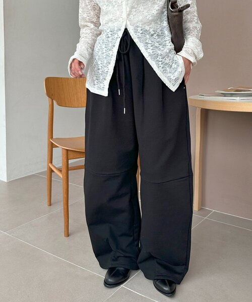 DISCOAT(ディスコート)の「【ユニセックス】ワンポイント刺繍バレルレッグスウェットパンツ(スウェットパンツ・レディース・ブラウン/グレー/ブラック・MEDIUM/LARGE)」の2枚目の写真