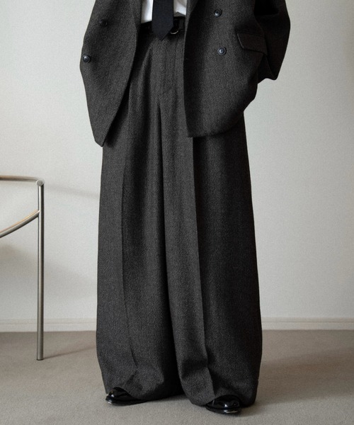 soerte（ソエルテ）の「Wide straight herringbone tweed slacks/ワイドストレートヘリンボーンスラックス（スラックス・メンズ・ブラック/ブラウン・1/2/3）」の1枚目の写真