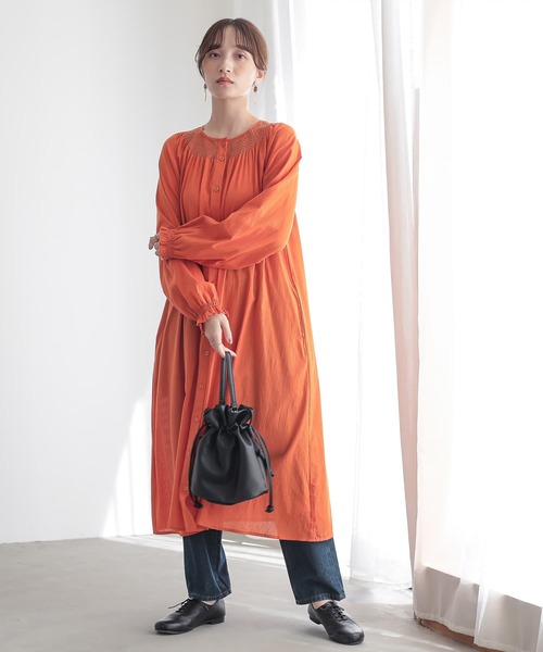 n'OrLABEL(ノアールレーベル)の「『スモッキング刺繍ストライプワンピース』(ワンピース・レディース・オフホワイト/ネイビー/オレンジ・2/1)」の3枚目の写真