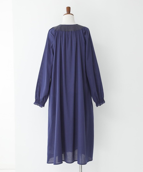 n'OrLABEL(ノアールレーベル)の「『スモッキング刺繍ストライプワンピース』(ワンピース・レディース・オフホワイト/ネイビー/オレンジ・2/1)」の18枚目の写真