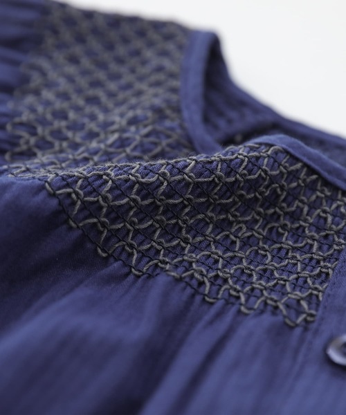 n'OrLABEL(ノアールレーベル)の「『スモッキング刺繍ストライプワンピース』(ワンピース・レディース・オフホワイト/ネイビー/オレンジ・2/1)」の7枚目の写真