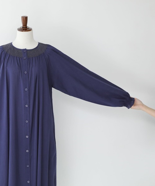 n'OrLABEL(ノアールレーベル)の「『スモッキング刺繍ストライプワンピース』(ワンピース・レディース・オフホワイト/ネイビー/オレンジ・2/1)」の8枚目の写真