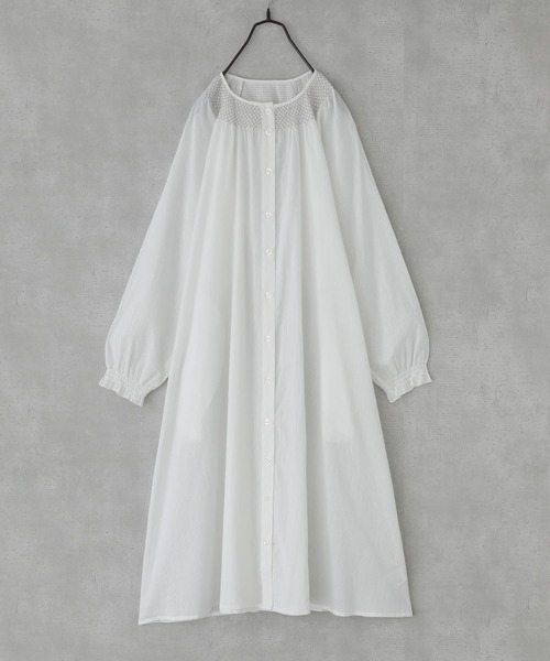 n'OrLABEL(ノアールレーベル)の「『スモッキング刺繍ストライプワンピース』(ワンピース・レディース・オフホワイト/ネイビー/オレンジ・2/1)」の6枚目の写真