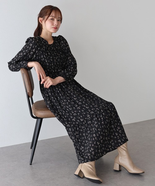 BLUEEAST(ブルーイースト)の「花柄シャーリングワンピース(ワンピース・レディース・ブラック/アイボリー・MEDIUM)」の1枚目の写真