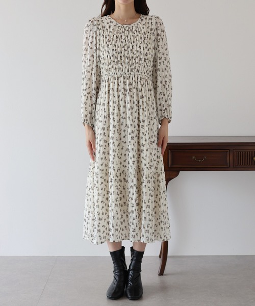 BLUEEAST(ブルーイースト)の「花柄シャーリングワンピース(ワンピース・レディース・ブラック/アイボリー・MEDIUM)」の14枚目の写真