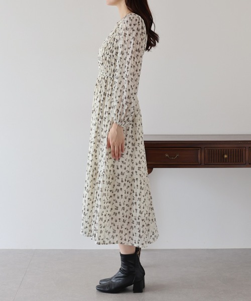 BLUEEAST(ブルーイースト)の「花柄シャーリングワンピース(ワンピース・レディース・ブラック/アイボリー・MEDIUM)」の13枚目の写真