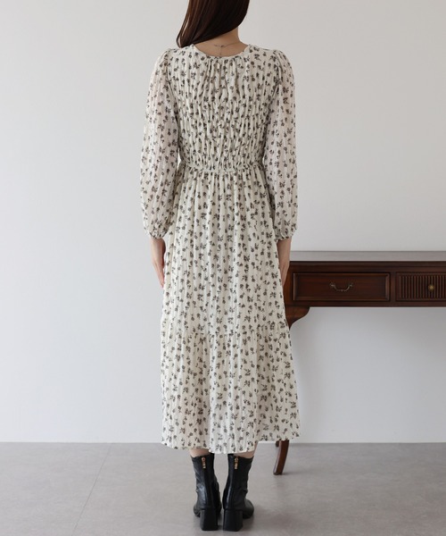 BLUEEAST(ブルーイースト)の「花柄シャーリングワンピース(ワンピース・レディース・ブラック/アイボリー・MEDIUM)」の12枚目の写真