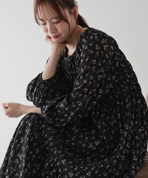 BLUEEAST(ブルーイースト)の「花柄シャーリングワンピース(ワンピース・レディース・ブラック/アイボリー・MEDIUM)」の16枚目の写真