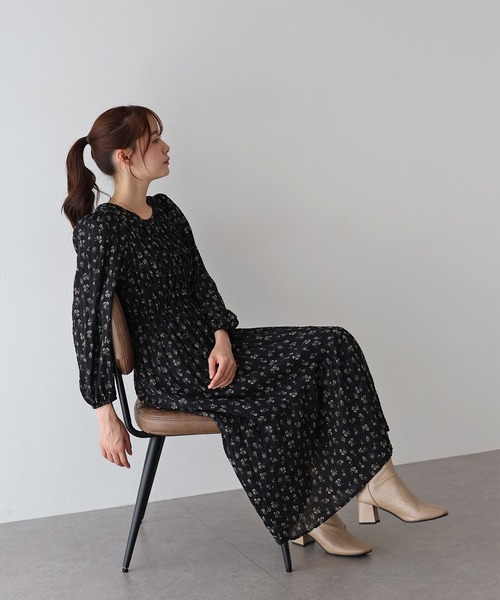 BLUEEAST(ブルーイースト)の「花柄シャーリングワンピース(ワンピース・レディース・ブラック/アイボリー・MEDIUM)」の19枚目の写真